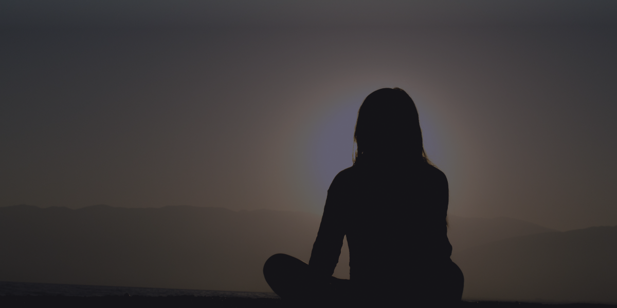 mujer meditando
