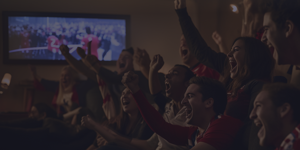 personas disfrutando de movistar play